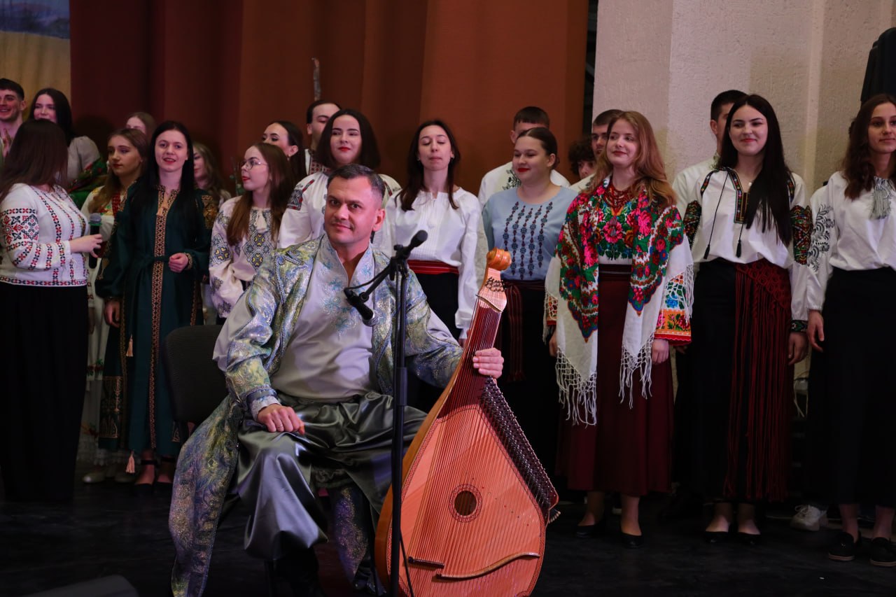 Vystup ansambliu narodnoi muzyky ta khoru fakultetu mystetstv pid chas sviatkovoi imprezy